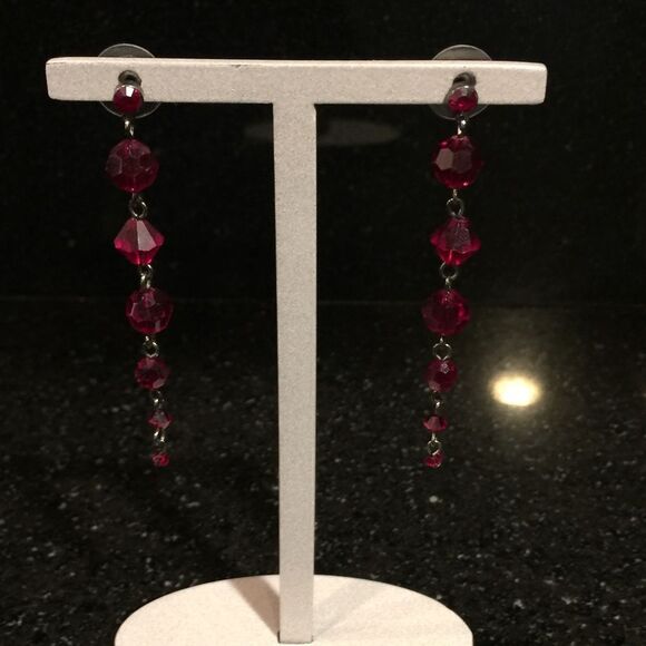 Cache red earrings - Picture 7 of 8